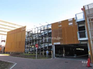 駐車場の出入り口にはロボットゲートが設置されています。