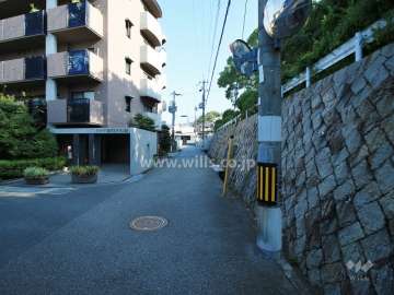 敷地東側の前面道路（南側から）