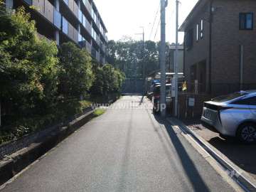 敷地南側の前面道路（西側から）