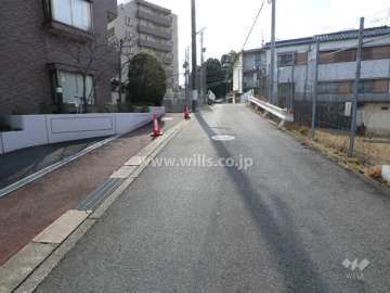 敷地西側の前面道路(北側から)