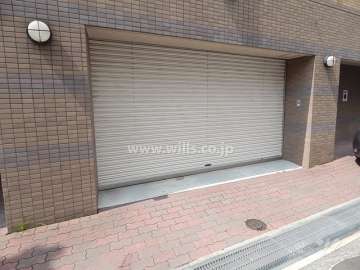 駐車場出入り口（シャッター付き）