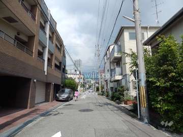 敷地東側の前面道路（南側から）