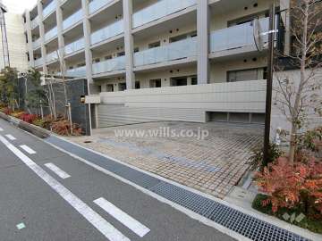 地階にある駐車場へのアプローチ
