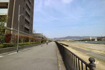 敷地北東側の前面道路