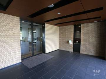 エントランスはオートロック付きです。