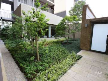 エントランスに面した中庭（パティオ）