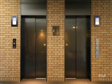 モニター付きのエレベーター