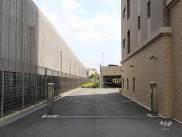 駐車場の出入り口はロボットゲート付き