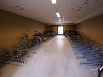 駐輪場（屋内にあり、扉付き）