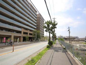 敷地の南西側は県道114号西宮宝塚線に面しています。