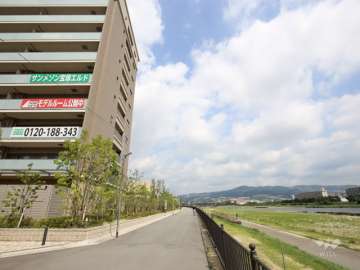 敷地の北東側は武庫川に面しています。