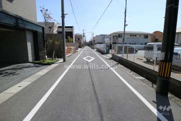 敷地西側の前面道路(北側から)