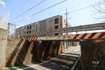 フォルム芦屋大原町の遠景。敷地北側を阪急神戸線が走っています。