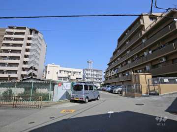 敷地西側の前面道路