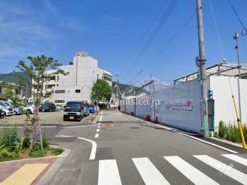 敷地北側の前面道路（西側から）