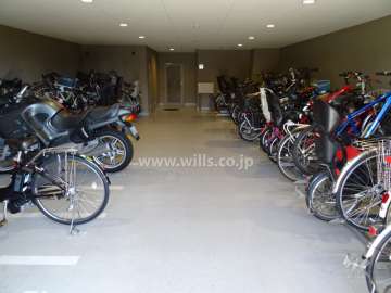屋内に設けられた駐輪場とバイク置場