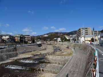 エヌヴィ西岡本レジデンスの遠景。敷地西側には住吉川が流れており、身近に自然を感じられる環境です。