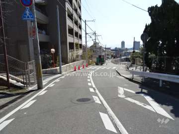 敷地南西側の前面道路。緩やかな勾配になっています。