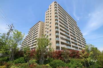 南西側から見たシンフォニア新千里南町ガーデンズの外観(左側がA棟、右側がB棟)