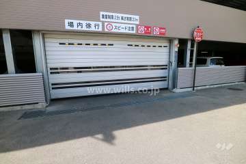駐車場出入り口(シャッター付き)