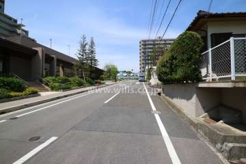 敷地東側前面道路(南側から)