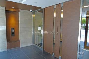 エントランスはオートロック付です。