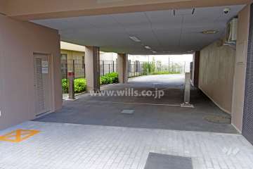 駐車場の出入口にはロボットゲートが設置されています。