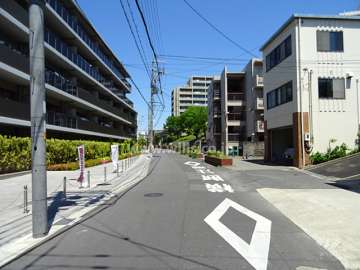敷地東側の前面道路（南側から）
