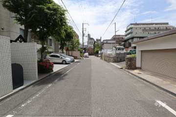 敷地北側の前面道路