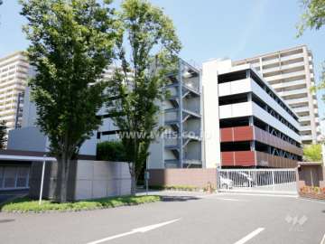 駐車場棟の出入り口にはゲートが設けられています。