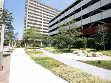 敷地北西側、駐車場棟横のオープンスペース