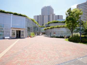 駅前には公共施設や銀行などがあります。