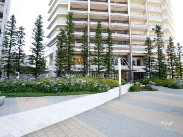 エントランス周り、敷地の周囲はオープンスペースになっています。