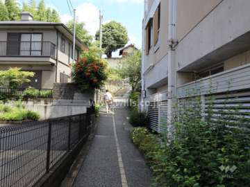 敷地西側の通路。まっすぐ行くと阪急「清荒神」駅に至ります。
