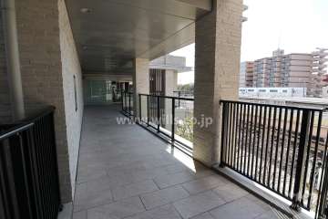 「ビエラ塚口」からエントランスへ直結の廊下