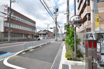 敷地西側の前面道路（南側から）