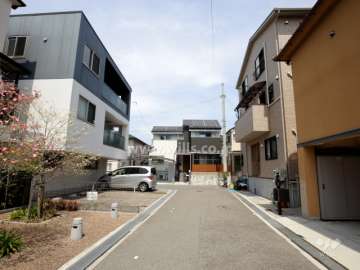 敷地東側の前面道路（南側から）