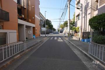 敷地北側の前面道路（東から）