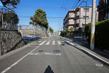 敷地東側の前面道路（南から）