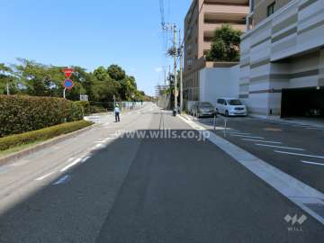 敷地北側の前面道路。道を挟んで北側は阪神競馬場です。