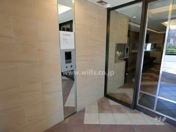 エントランスはオートロック付きです。