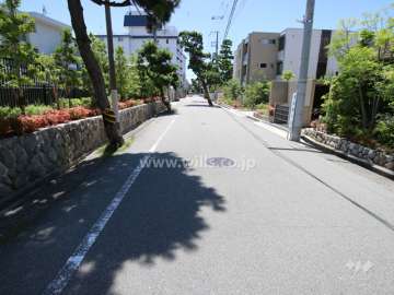 敷地西側の前面道路