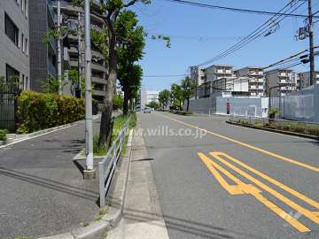 敷地東側の前面道路（南側から）