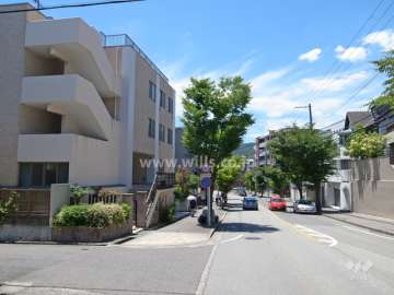 敷地北側の前面道路。（東側から）