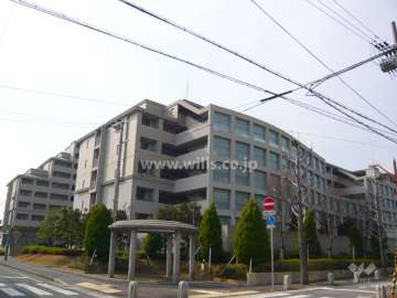 ゆるやかにアールを描くお洒落な外観（北東側から）※オリーブ館