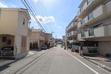 敷地北東側の前面道路(北西側から)