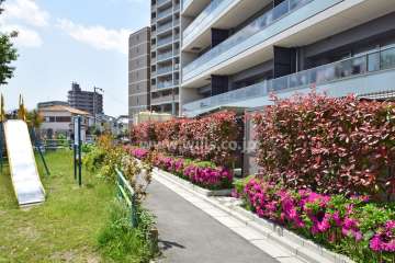 敷地南東側の通路。向かいに北之町第2遊園があります。