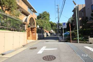 敷地南側の前面道路