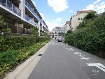 敷地南東側の前面道路（南西側から）