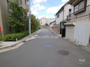 敷地北東側の前面道路（南東側から）